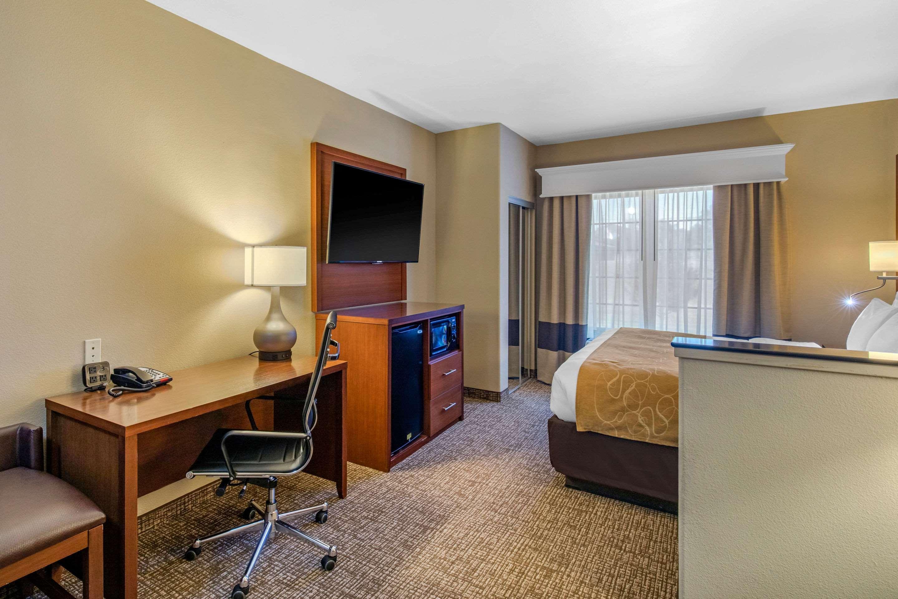 Comfort Suites Маршъл Екстериор снимка