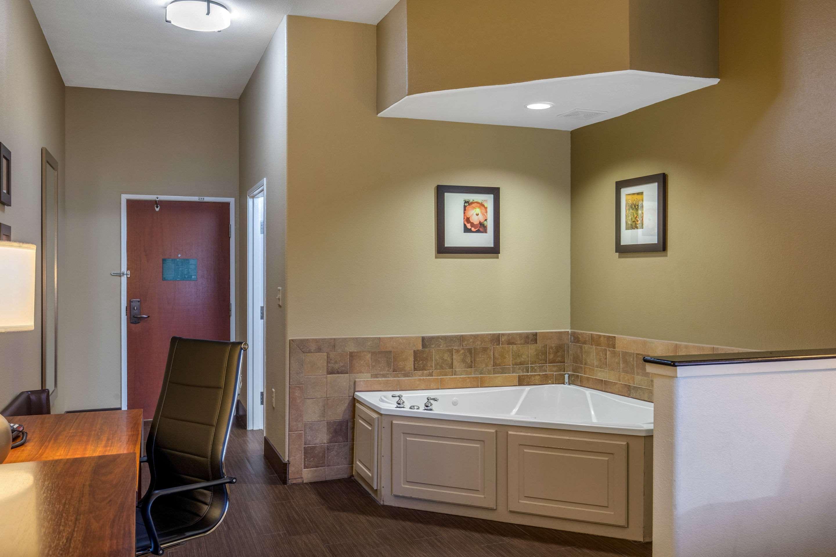 Comfort Suites Маршъл Екстериор снимка